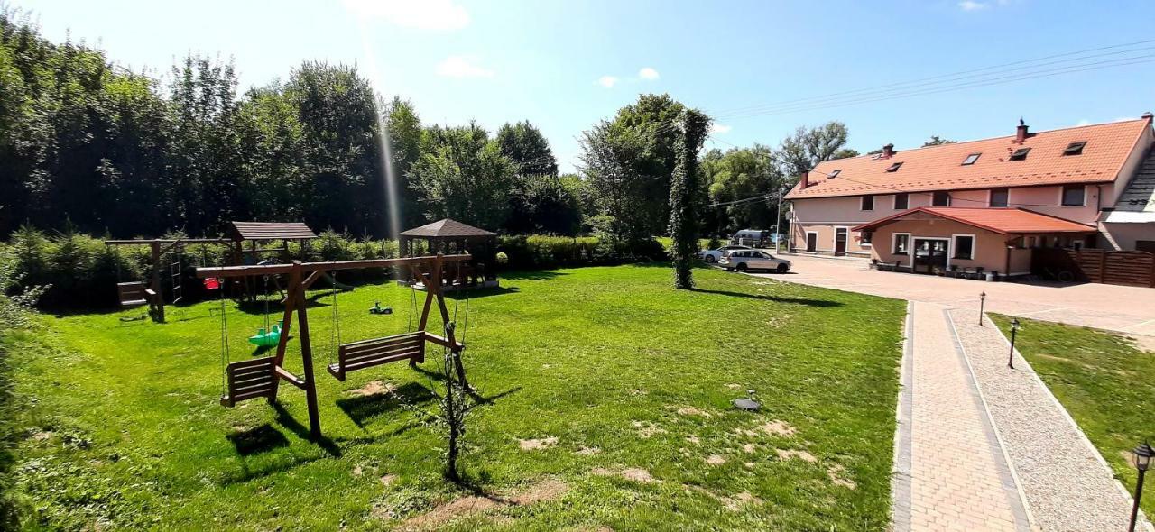 Zajazd Zamkowy - Schlossgasthof Krąg Exterior foto